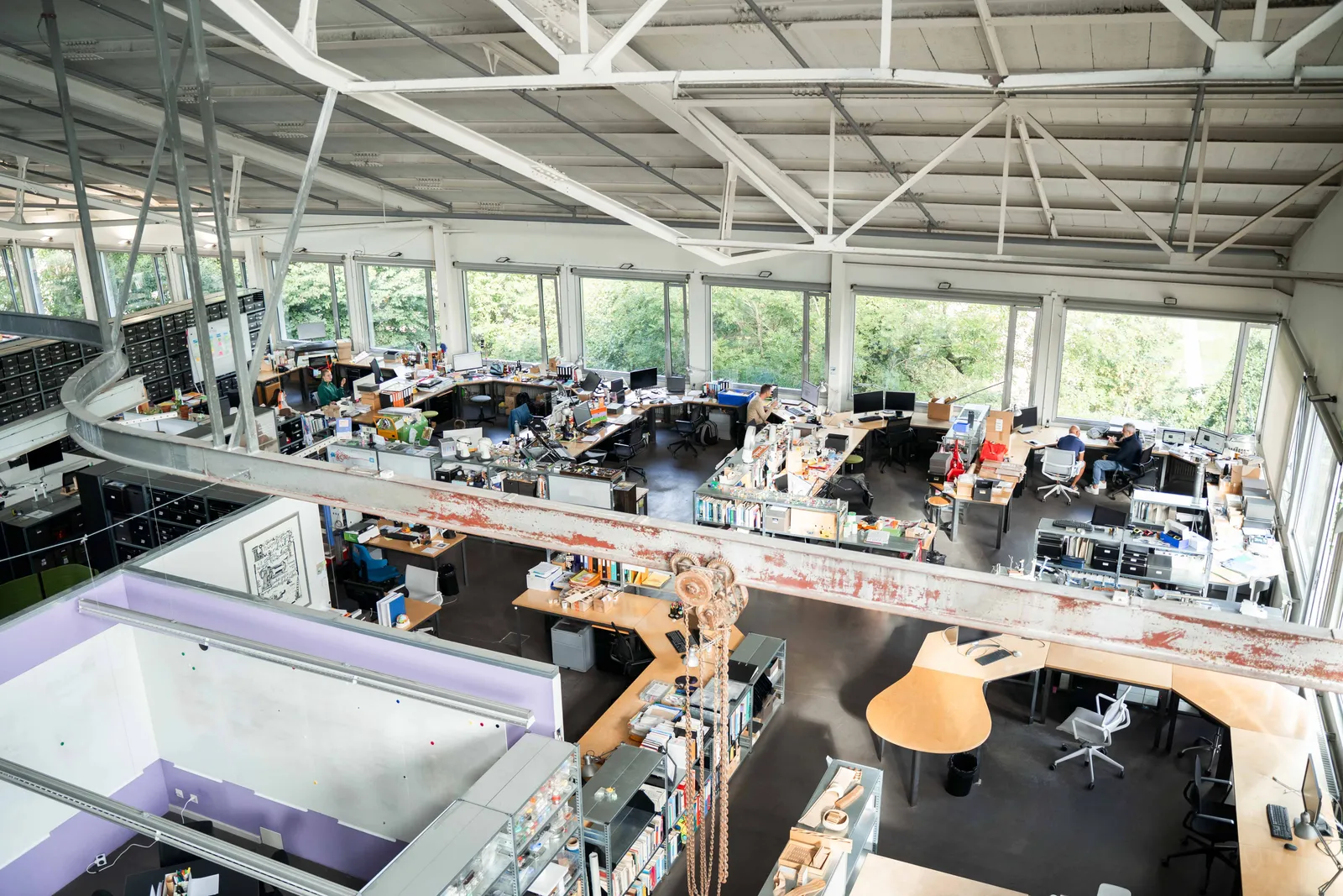 Die offene Werkhalle von Creaholic in Biel/Bienne, von der Galerie aus gesehen