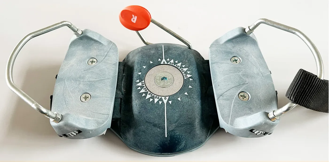 The snowboard binding, open