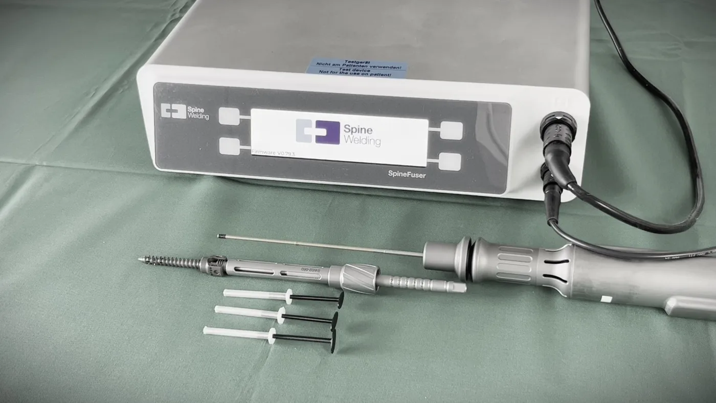 The Elaris® system: the screw, the sonotrode and the motorised piezo handpiece